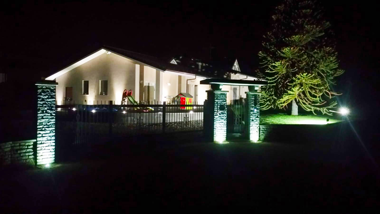 Dettagli Illuminazione a led dell'area esterna di una villa a Manta, Cuneo
