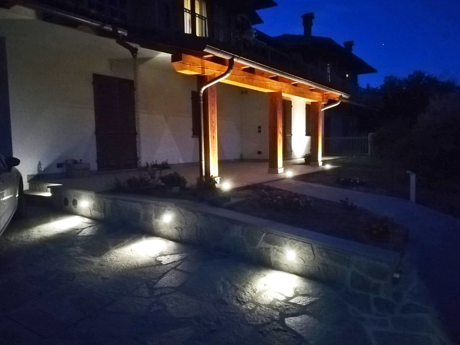 Dettagli Come illuminare l'esterno di una villa con l'illuminazione a led - Pecetto Torinese (TO)