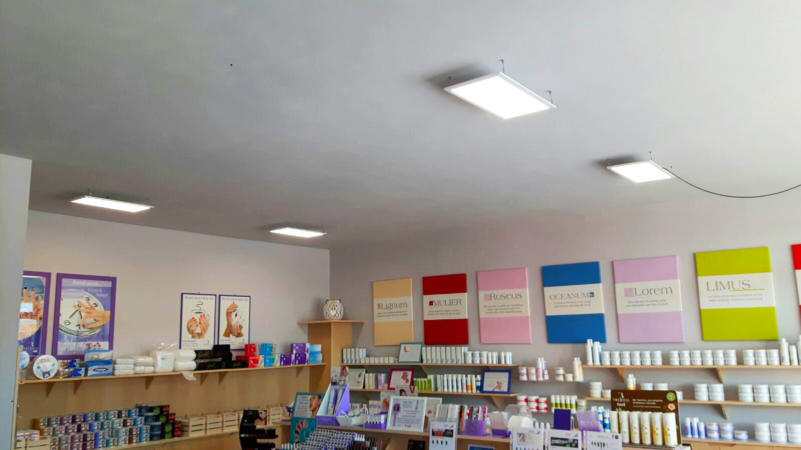 Dettagli Illuminazione a led per un negozio di forniture per centri estetici a Collegno (TO)